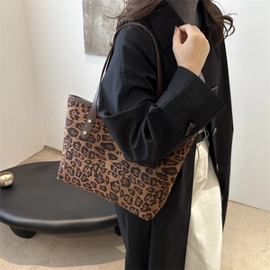Sac fourre-tout tendance à motif léopard avec lanières brunes et rivets dorés pour femme