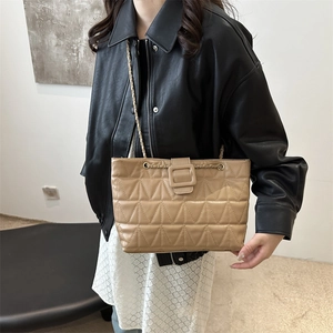 Elegante borsa a spalla trapuntata beige con grande fibbia e tracolla a catena