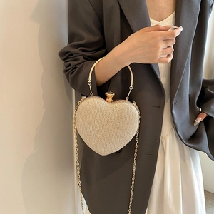 Clutch a cuore dorata champagne glitterata con chiusura di strass e manico metallico