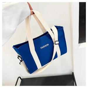 Détail du sac cabas en toile bleue avec anses crème et lettrage FASHION blanc