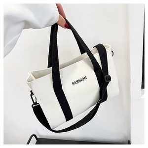 Détail du sac cabas en toile avec imprimé FASHION et bandoulière noire réglable