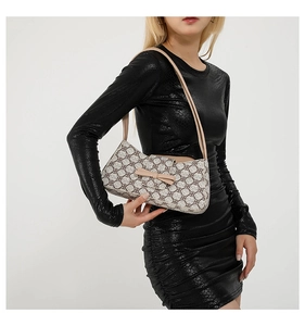 Nahaufnahme der braunen Monogramm-Baguette-Tasche mit Schleifendetail und Lederriemen
