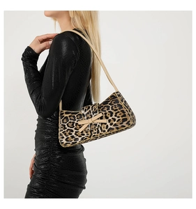 Nahaufnahme der Leoparden-Baguette-Tasche mit beiger Lederschleife und Ziernaht