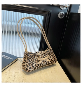 Detail der Leopard-Mond-Tasche mit kleiner Schleifendekoration und Doppelriemen