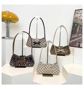 Sammlung schicker Baguette-Taschen mit Leopardenmuster und Schleife auf Display-Ständern