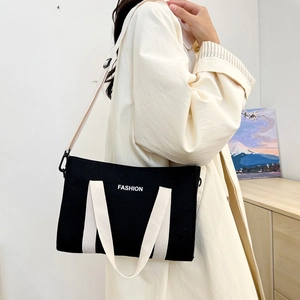 Grand sac cabas en toile noire avec imprimé fashion et bandoulière réglable amovible