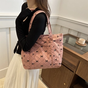 Sac cabas en velours rose avec nœud noir et motif diamant pour femme