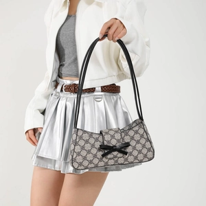 Retro-Monogramm-Achseltasche mit schwarzer Lederschleife und langen Schultergurten