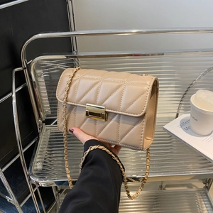 Sac bandoulière matelassé beige élégant avec chaîne dorée et fermoir métallique femme