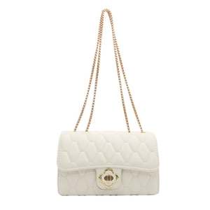 Bolso bandolera acolchado blanco crema con cadena y cierre de trébol dorado