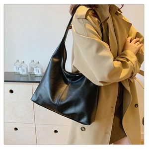 Détail du grand sac cabas noir en similicuir avec texture souple et large bandoulière