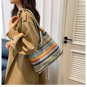 Détail du sac cabas en maille colorée à rayures avec une bandoulière vert clair