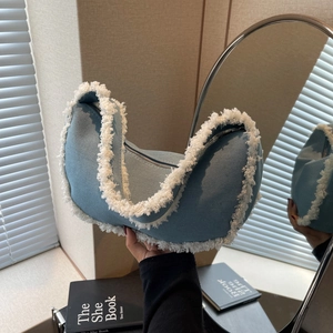Sac à bandoulière croissant en jean bleu clair avec bordure en fausse fourrure blanche