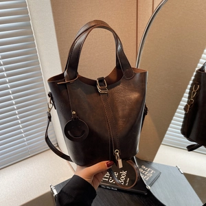 Sac Seau Rétro en Cuir PU pour Femmes Avec Fermoir Doré Et Pendentif Smiley Sac à Bandoulière Décontracté pour le Quotidien