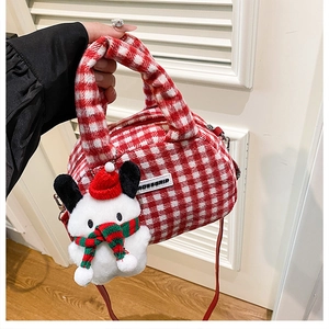 Detail der rot-weiß karierten Boston-Tasche mit Hundeanhänger und Schultergurt