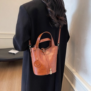 Sac seau vintage en cuir marron avec poignées et breloque sourire pour femme