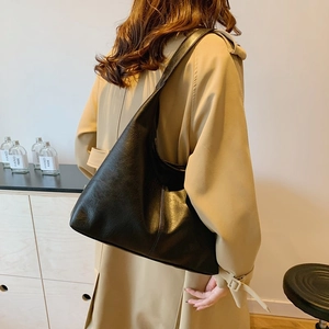 Minimalist black hobo shoulder bag with large capacity for women's daily commute style