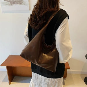 Grand sac cabas en cuir marron minimaliste avec bandoulière large pour l'automne