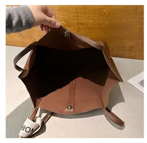 Makroaufnahme der Innenseite der braunen Ledertasche mit Magnetverschluss und HION-Gurt