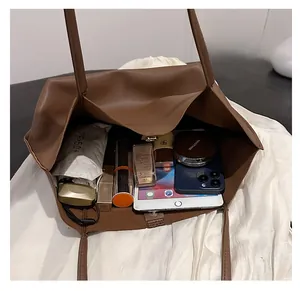 Innenansicht der großen braunen Leder-Shopper-Tasche mit viel Stauraum für Zubehör