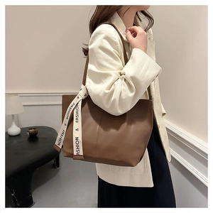 Braune Leder-Einkaufstasche Detail mit dekorativem Modeband und minimalistischem Design