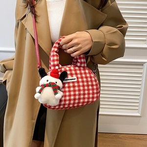 Modische rot-weiß karierte Handtasche mit süßem Plüschtier-Anhänger und Ledergurt