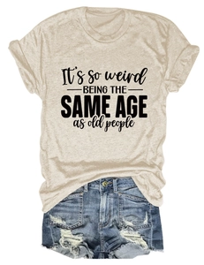 T-shirt beige avec slogan et short en jean déchiré présentés à plat