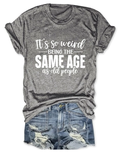 T-shirt gris à col rond avec texte vintage et short en jean vieilli posé à plat