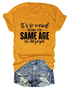 Détail d'un t-shirt jaune avec texte et d'un short en jean vieilli en ensemble