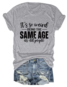 T-shirt gris à message humoristique et short en jean vieilli posés à plat