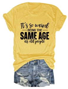 Détail d'un t-shirt jaune en coton avec slogan noir et short en jean bleu délavé
