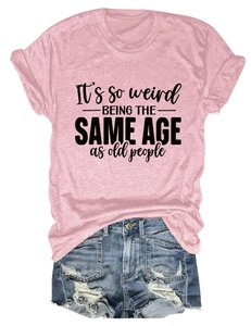T-shirt rose avec slogan humoristique et short en jean bleu délavé avec déchirures