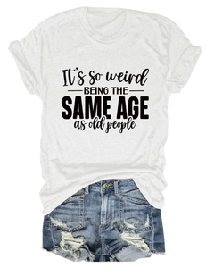 Mise à plat d'un t-shirt blanc à message et d'un short en jean bleu délavé