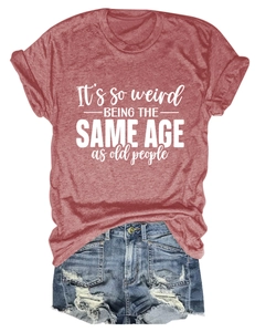 Détail d'un ensemble t-shirt terracotta avec slogan et short en jean vieilli