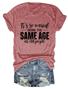 Ensemble t-shirt bordeaux avec slogan et short en jean vieilli posé à plat