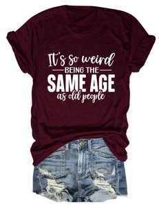 T-shirt bordeaux avec slogan et short en jean vieilli sur fond blanc en vue à plat