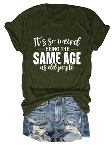 T-shirt en coton vert avec slogan et short en jean bleu délavé posés à plat