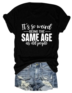 Ensemble t-shirt noir à message humoristique et short en jean bleu délavé posé à plat