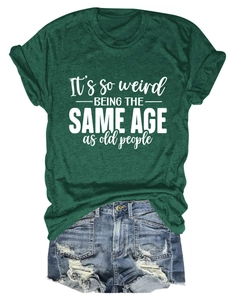 Détail du t-shirt vert avec slogan blanc et ensemble de shorts en jean délavé