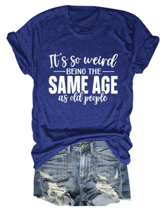Gros plan du T-shirt marine avec slogan blanc et short en jean vieilli assorti