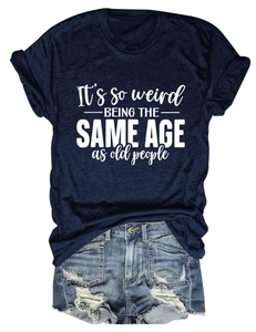 Tenue à plat de T-shirt bleu marine avec slogan et short en jean vieilli usé