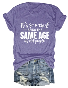 Détail du t-shirt en coton violet avec slogan blanc et short en jean vieilli bleu
