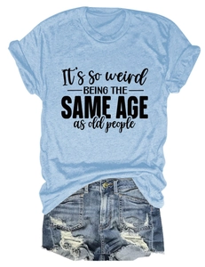 Détail du t-shirt bleu avec slogan noir et short en jean vieilli sur fond blanc uni