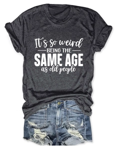 Détail du t-shirt gris avec texte graphique blanc et short en jean bleu délavé