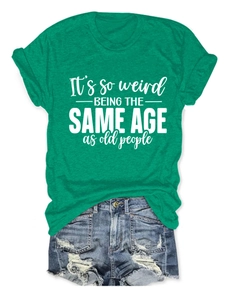T-shirt en coton vert avec slogan blanc et short en jean vieilli à plat sur blanc