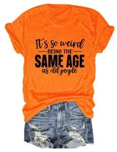 Ensemble t-shirt orange et short en jean bleu clair délavé pour femme à plat
