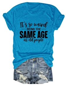 T-shirt en coton bleu avec slogan et short en jean vieilli présenté à plat sur fond blanc