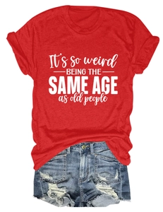 Détail d'un t-shirt rouge en coton avec slogan humoristique blanc et col rond
