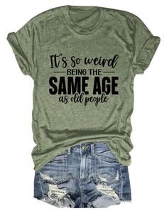 T-shirt vert armée avec texte humoristique et short en jean déchiré assorti