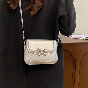Schicke silberne Metallic-Umhängetasche mit feiner Schleife und abnehmbarem Gurt